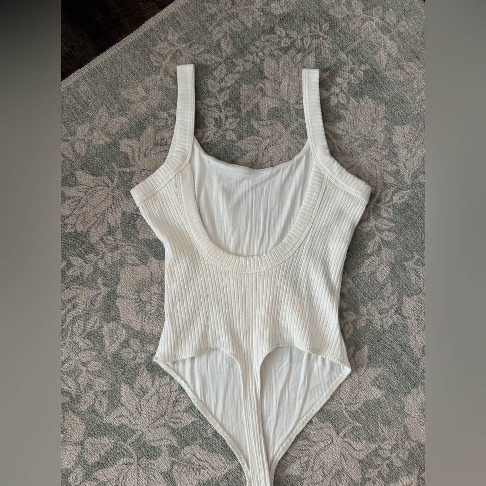 Good American - Ribbed Scoop Low Back Bodysuit - Picture 9 of 9
